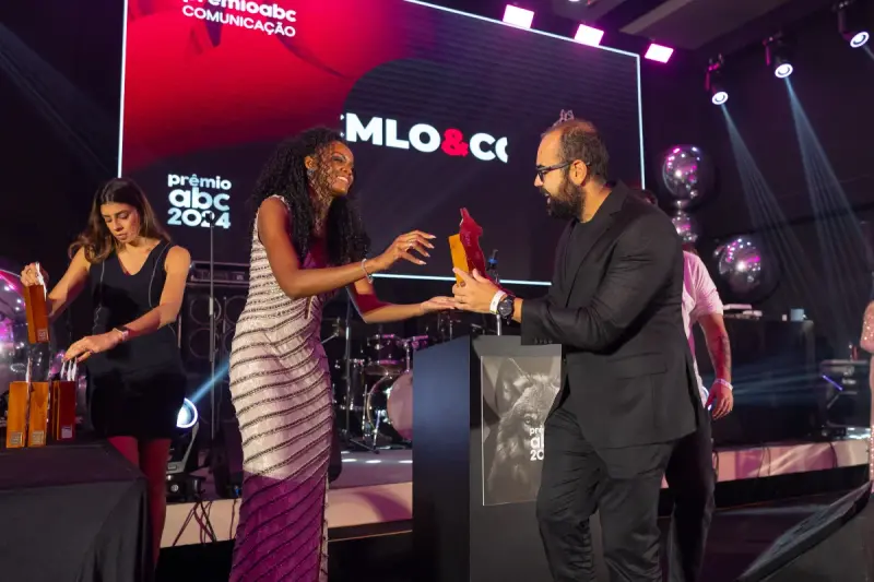 Equipe CMLO, agência de publicidade, recebendo premiação ABC da Comunicação 2025